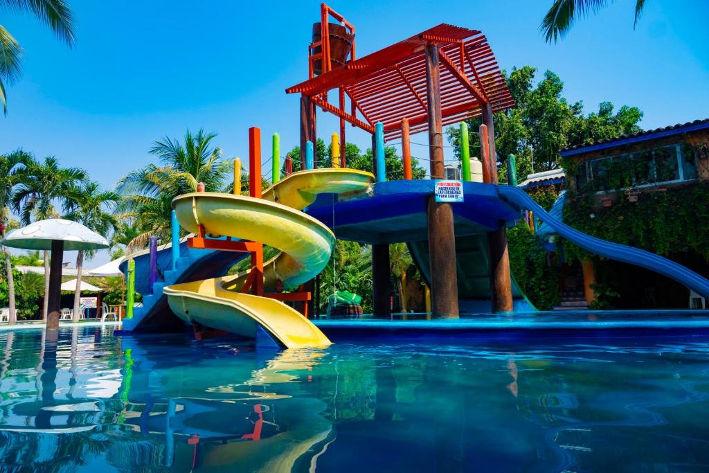 um escorrega aquático numa piscina num resort em Balneario y Cabañas ISIS em La Huerta