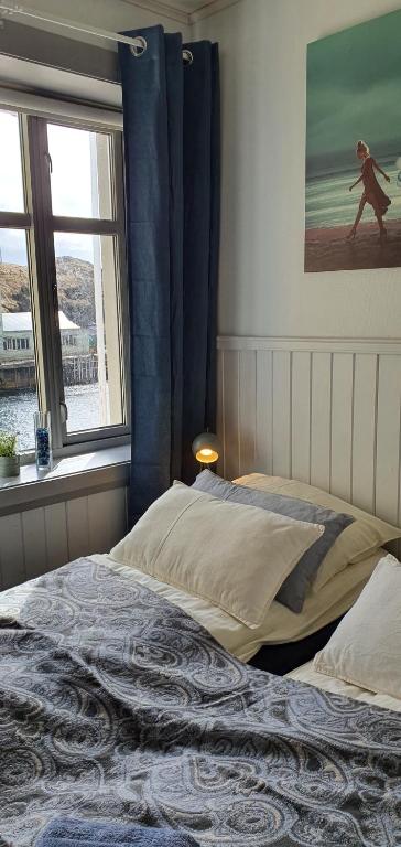 Postel nebo postele na pokoji v ubytování Nyksund Ekspedisjonen