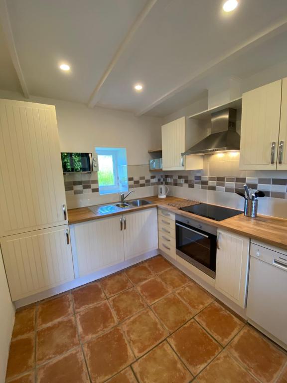 Kuchyň nebo kuchyňský kout v ubytování La Petite Maison - No 4 La Relierie