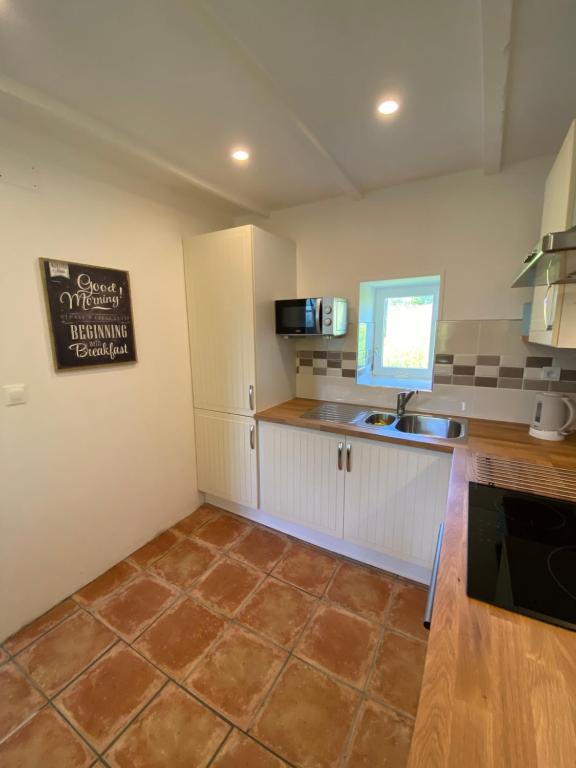 Kuchyň nebo kuchyňský kout v ubytování La Petite Maison - No 4 La Relierie