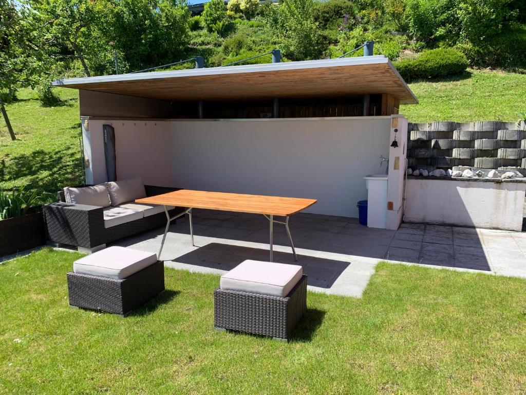 Zahrada ubytování Villa au bord du lac de Morat avec vue imprenable