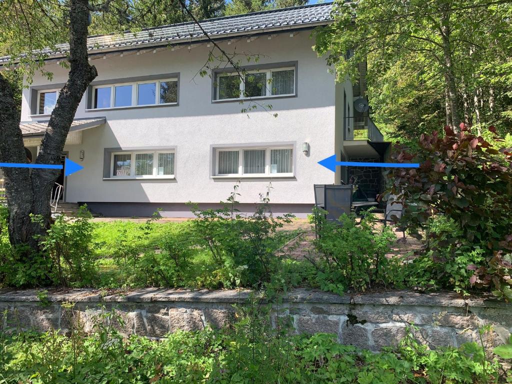 ein Haus mit der Vorderseite des Hauses und dem Hinterhof in der Unterkunft Ferienwohnung Heimweg in Feldberg