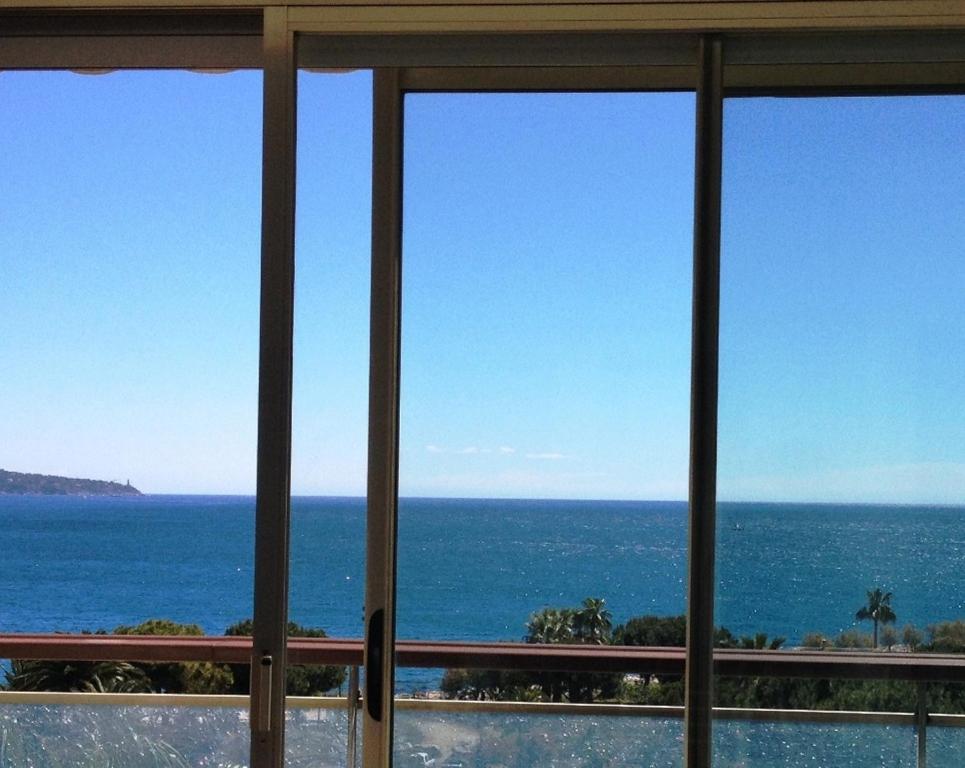 尼斯的住宿－里維埃拉海灘酒店，从窗户可欣赏到海景