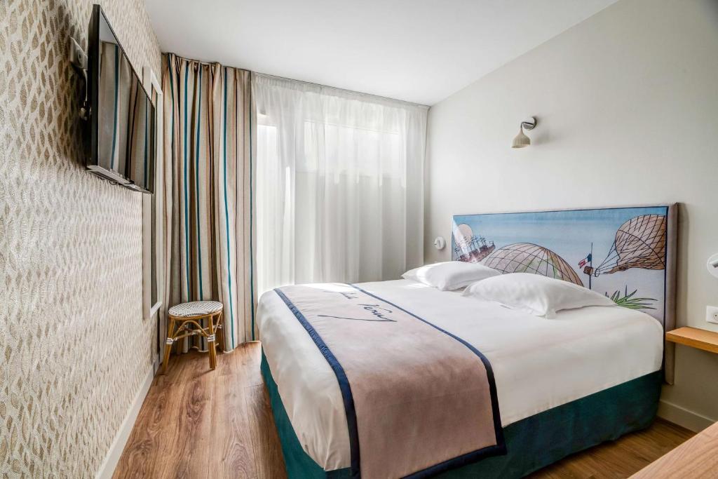 Postel nebo postele na pokoji v ubytování Hôtel Jules Verne Biarritz