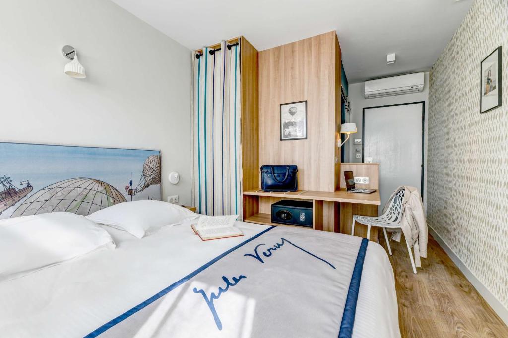 Postel nebo postele na pokoji v ubytování Hôtel Jules Verne Biarritz