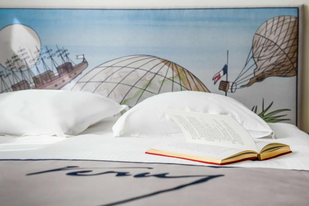 Postel nebo postele na pokoji v ubytování Hôtel Jules Verne Biarritz