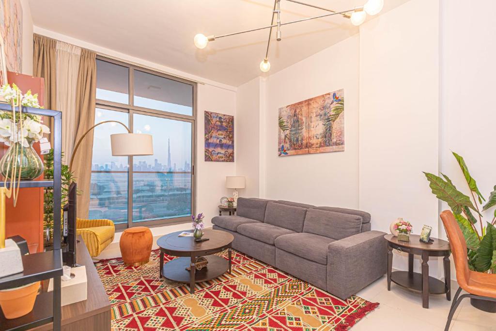 - un salon avec un canapé et une table dans l'établissement Pearl Island, Meydan - 1bdr Apartment, à Dubaï