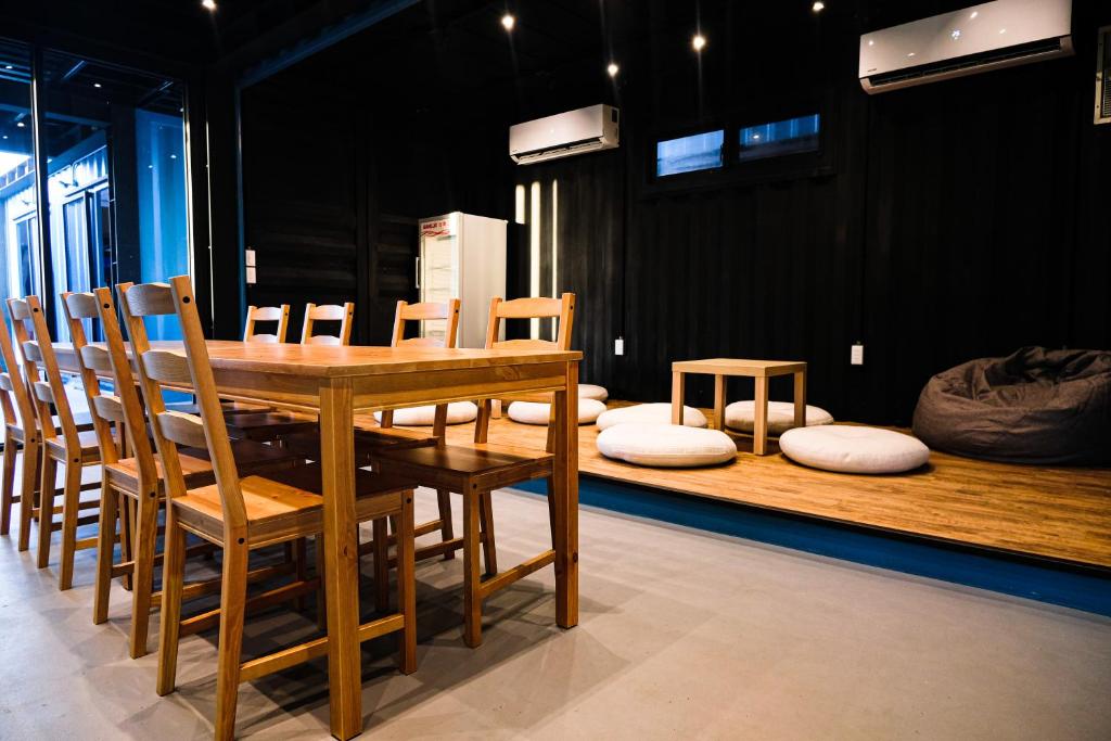 台灣潛水綠島店 Green Island Dive في غرين آيلاند: طاولة وكراسي في غرفة بها مسرح