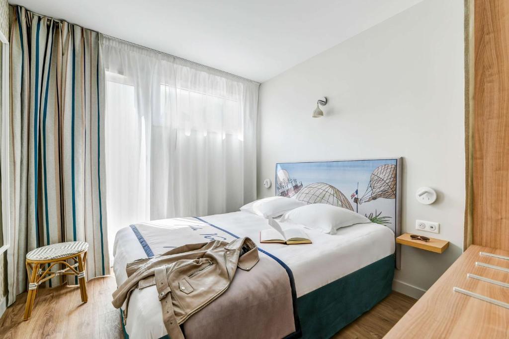Postel nebo postele na pokoji v ubytování Hôtel Jules Verne Biarritz