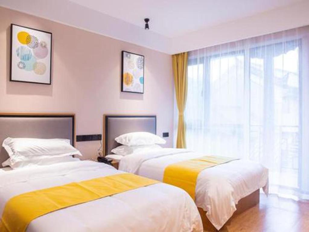 Postel nebo postele na pokoji v ubytování One Meter Sunshine Xi'an Xianyang International Airport Hotel