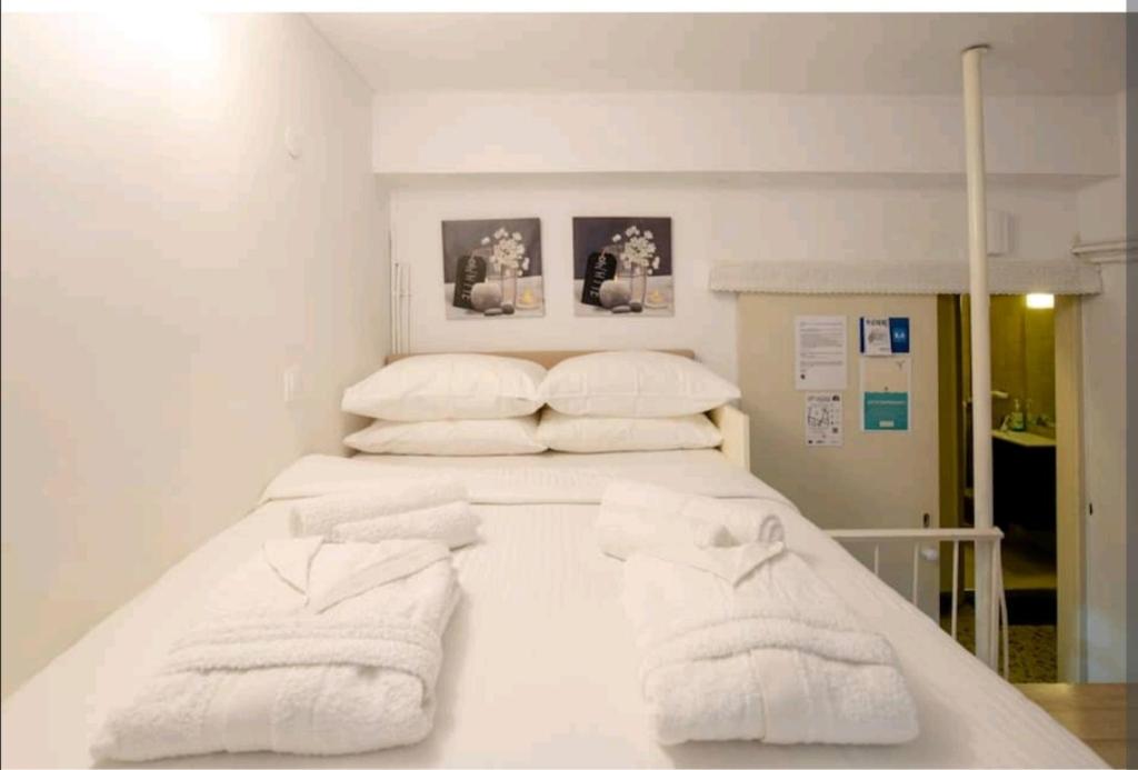 Кровать или кровати в номере Acropolis Maisonette
