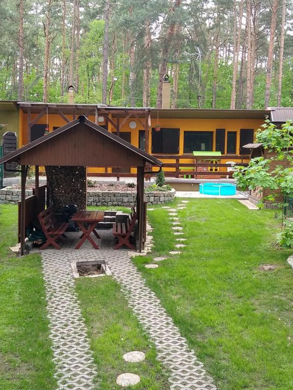 ein Haus mit einem Picknicktisch im Hof in der Unterkunft U Hanki in Turawa