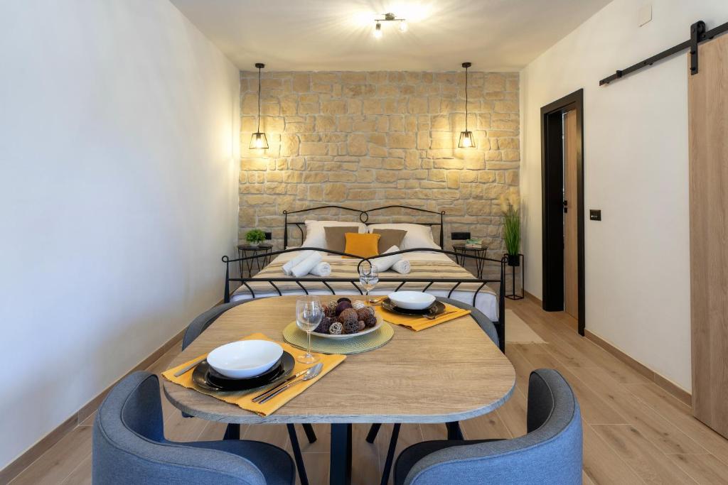une salle à manger avec une table et des chaises bleues dans l'établissement TEONA Luxury Studio Apartment with jacuzzi and terrace sea view, à Sali