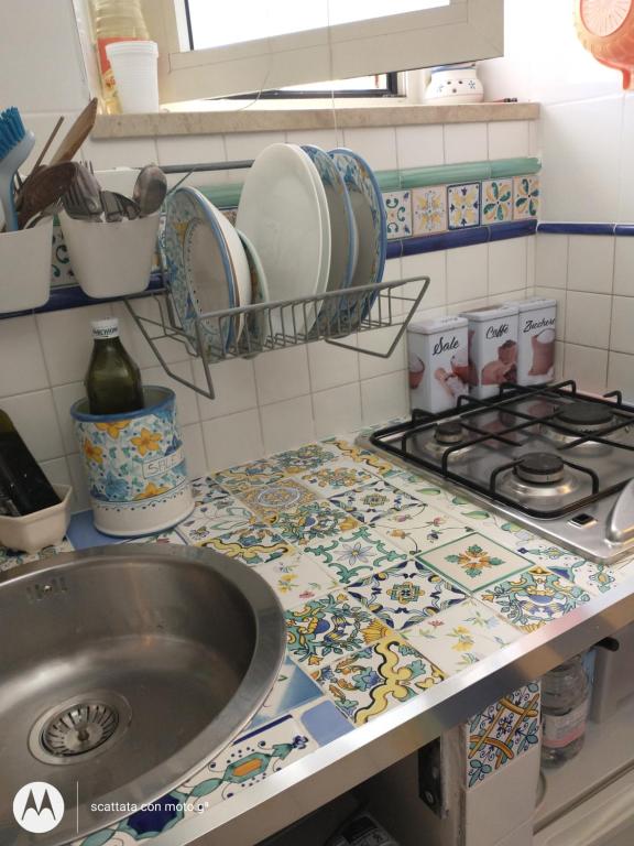 サレルノにあるLa Mia Casettaのキッチン(シンク、コンロ付)