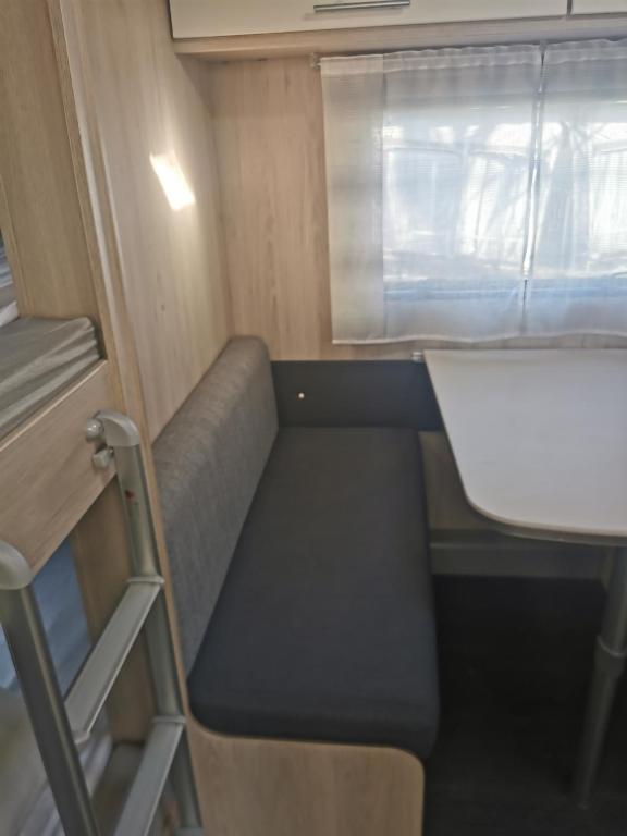 Posezení v ubytování CAMPING LES HERLEQUINS