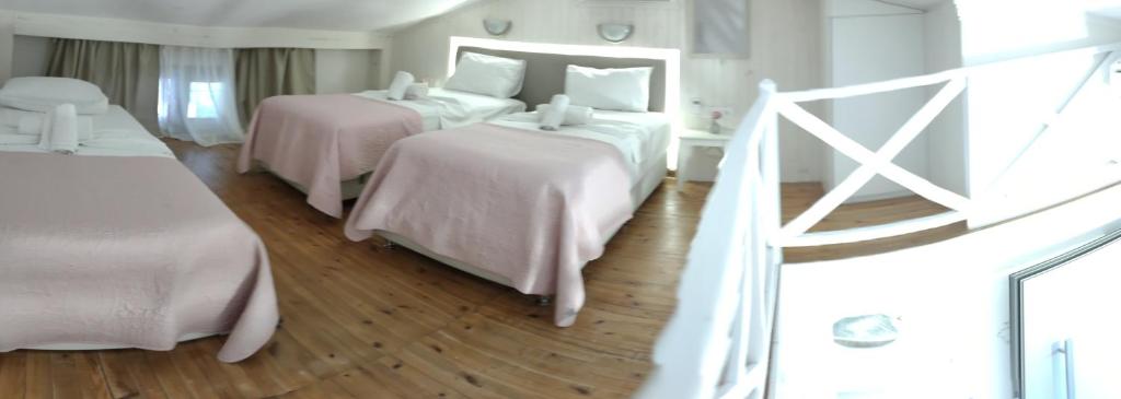 A bed or beds in a room at Irida Holiday Apartments