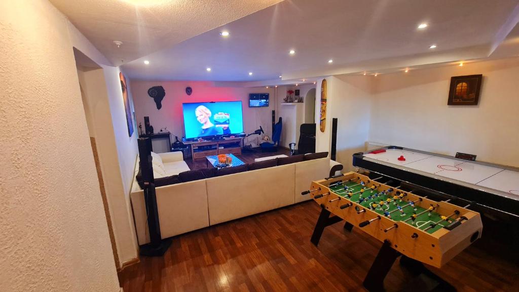 Televízia a/alebo spoločenská miestnosť v ubytovaní Apartament Park Śląski