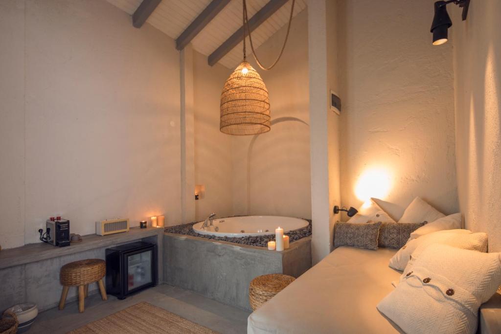 Ένα ή περισσότερα κρεβάτια σε δωμάτιο στο GAIA Alaçatı Bazaar