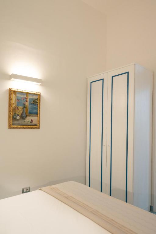 Кровать или кровати в номере Grecale - amazing apartment with patio and sea view