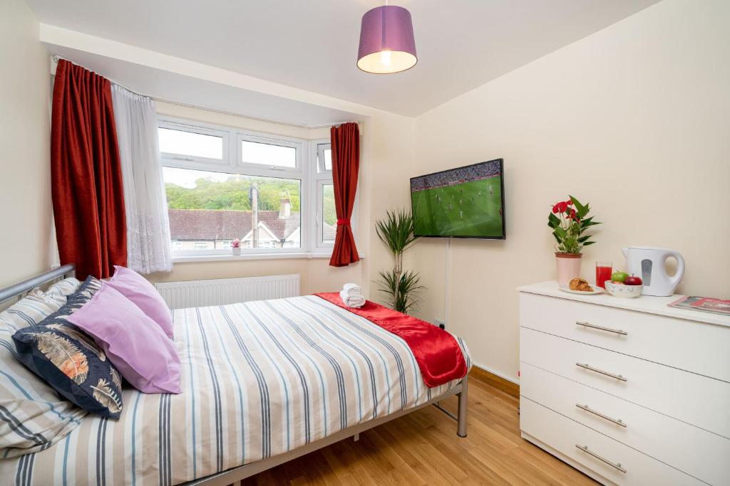 1 dormitorio con 1 cama con ventana y vestidor en F4 Modern Double Room (Sandycroft Guest House), en Londres