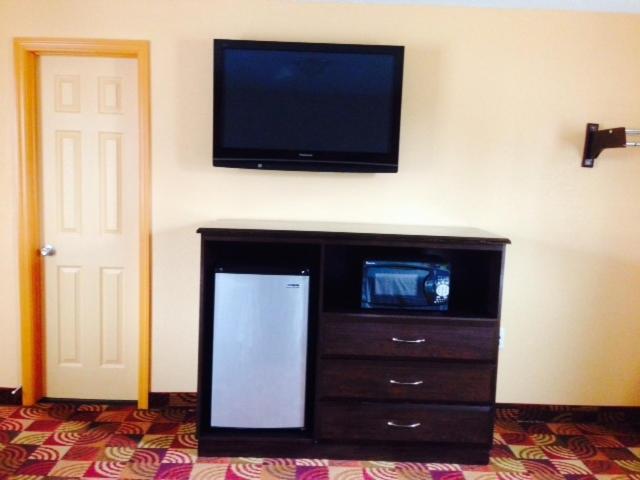 BLUE SKY INN Glens Falls-Saratoga-Lake George - Deluxe Queen Room - Smoking