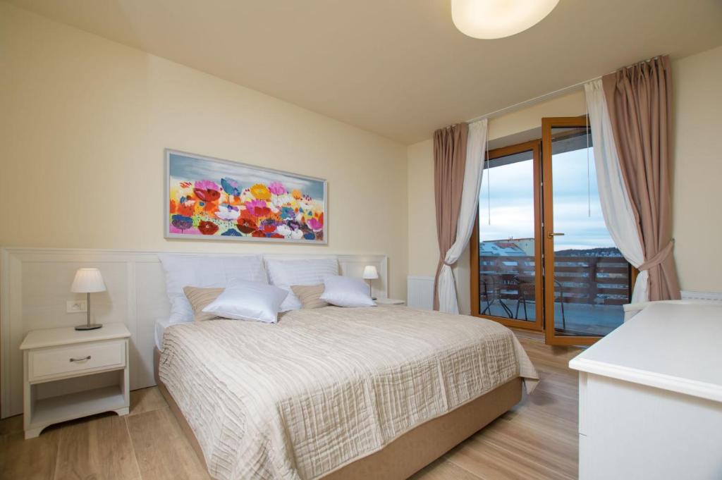 Łóżko lub łóżka w pokoju w obiekcie Hotel SLUNEČNÁ LOUKA