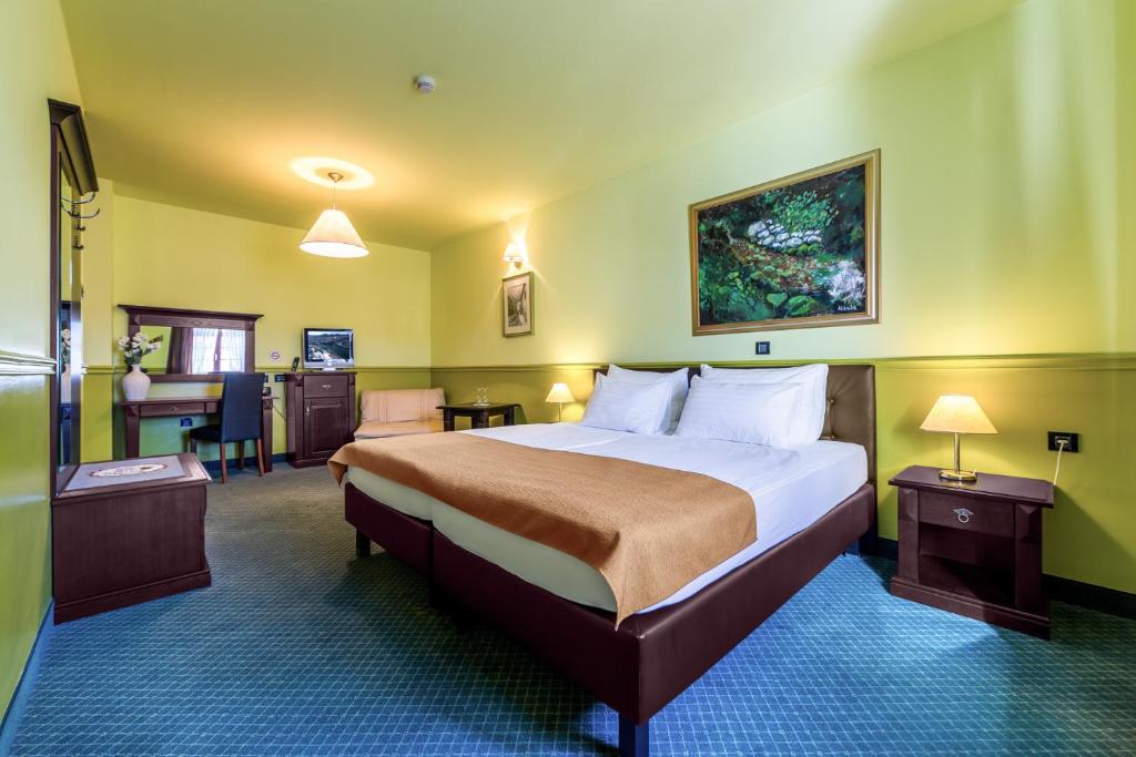 Postel nebo postele na pokoji v ubytování Hotel Bitoraj Fužine