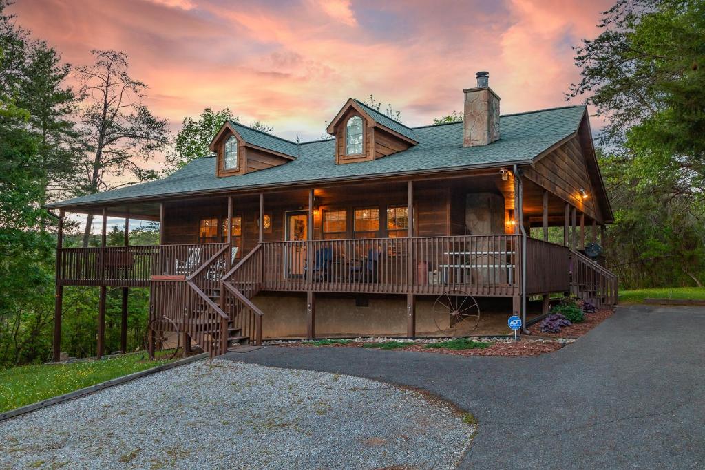 Una casa grande con un porche envolvente en Inspiration Point Cabin, en Sevierville