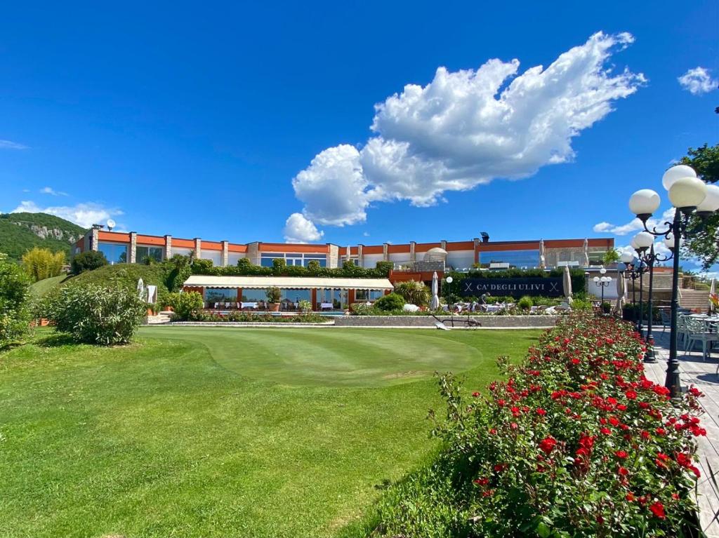 a view of the golf course at a resort at Golf Cà Degli Ulivi in Costermano