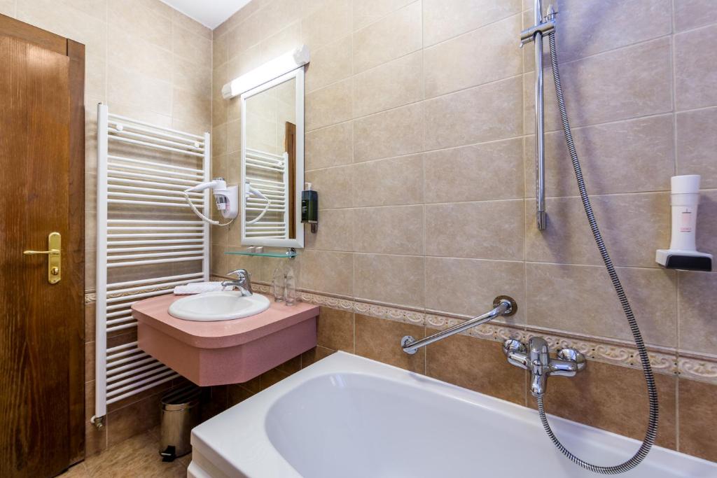 Hotel Bitoraj Fužine - Double Room With Balcony