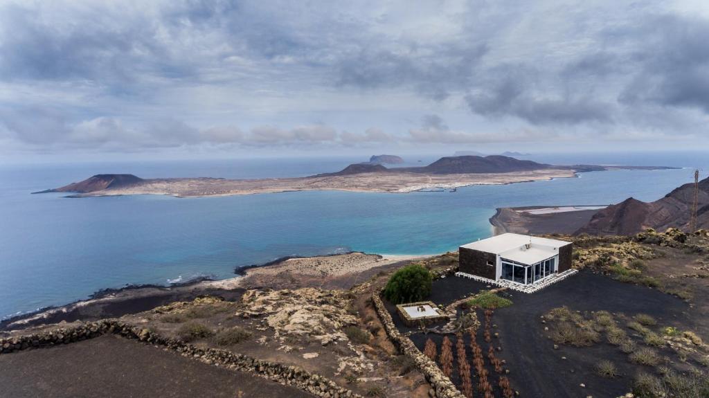 an aerial view of a house on an island at Casa Vereda del Risco in Ye