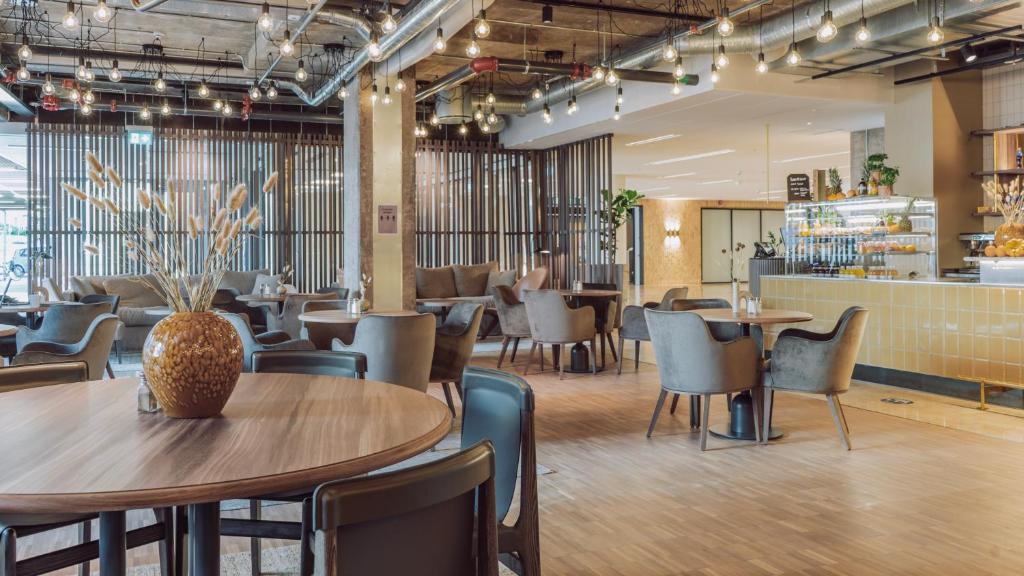 Clarion Collection Hotel Mektagonen tesisinde bir restoran veya yemek mekanı