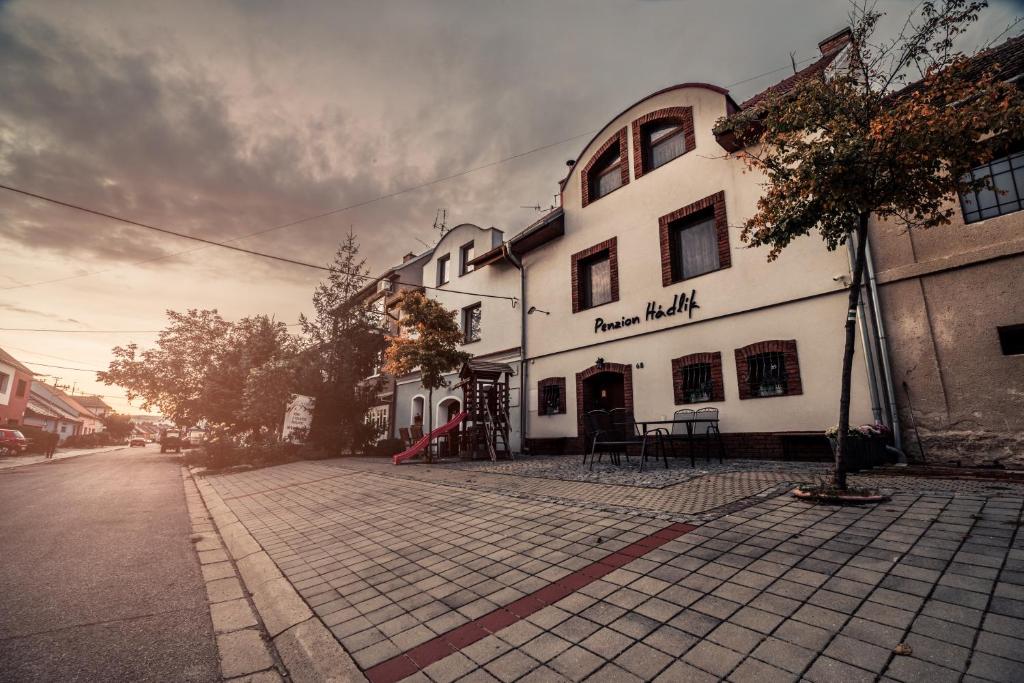 un edificio al lado de una calle en Penzion Hádlík, en Velké Pavlovice