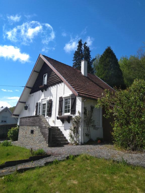 uma casa branca com um telhado em A l'Orée du Bois em Hamoir