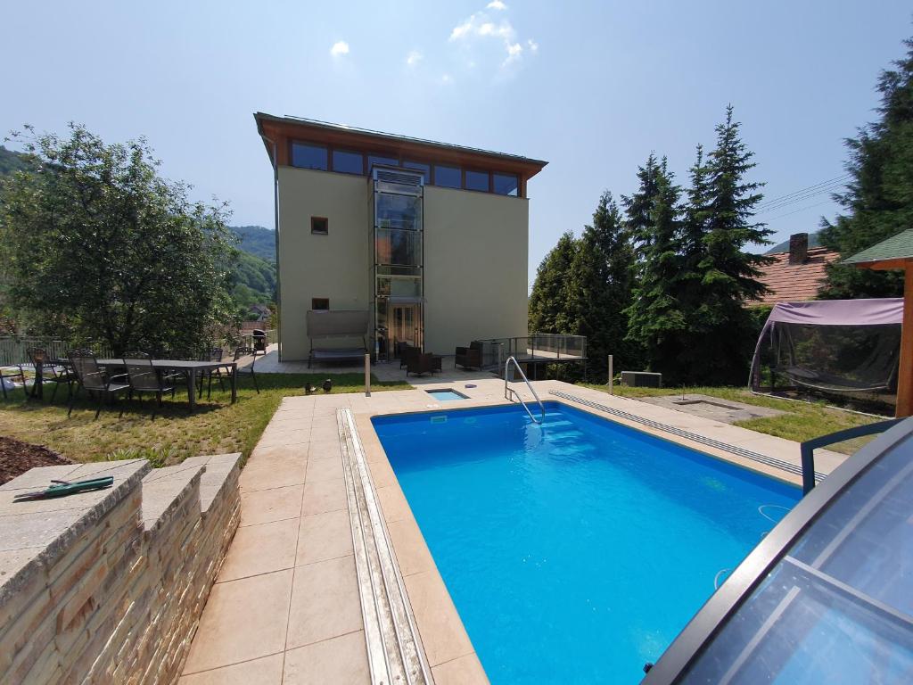 ein Pool vor einem Haus in der Unterkunft Luxury Private Villa With Pool in Ústí nad Labem