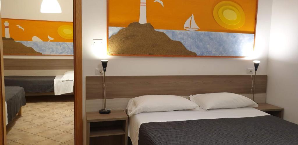 Łóżko lub łóżka w pokoju w obiekcie Hotel Corallo