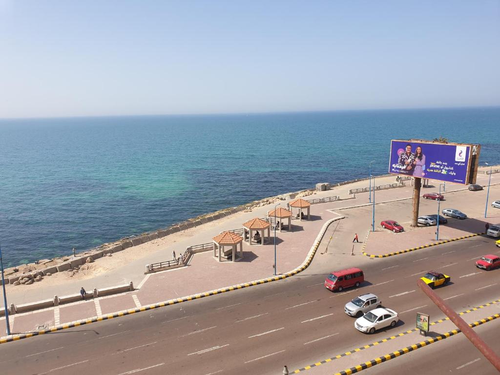 Sea point apartment في الإسكندرية: طريق بجانب شاطئ به لوحة