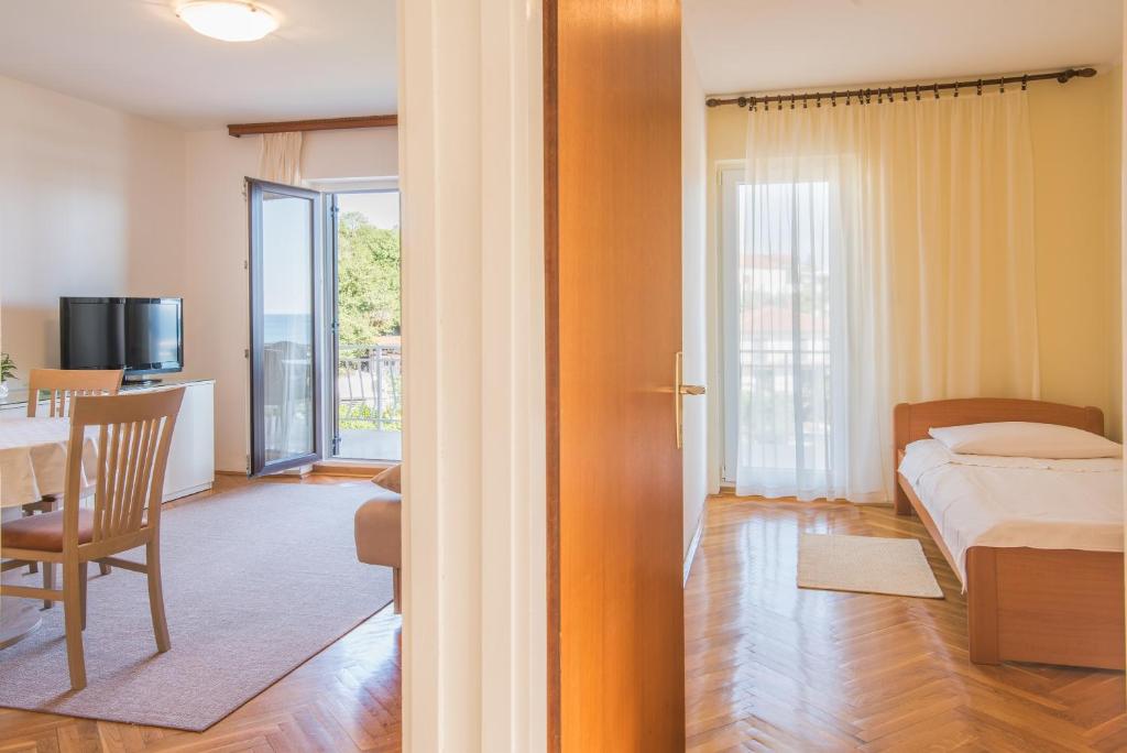 Televízia a/alebo spoločenská miestnosť v ubytovaní Apartments Ana S