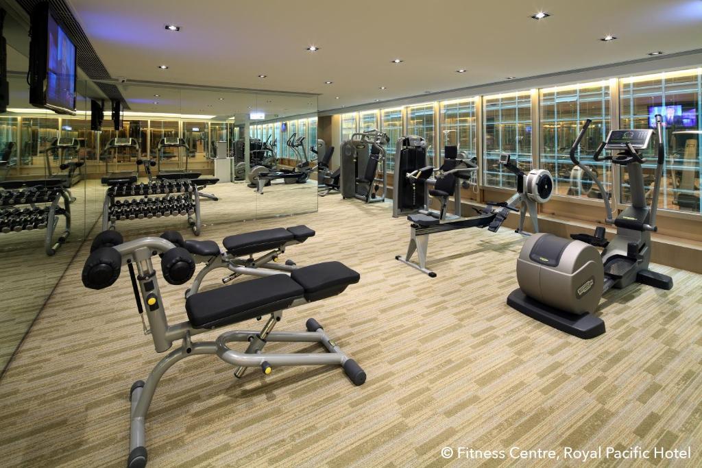 Fitness centrum a/nebo fitness zařízení v ubytování The Royal Pacific Hotel & Towers