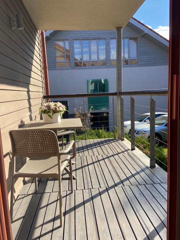 Balkonas arba terasa apgyvendinimo įstaigoje Kuvertas flat