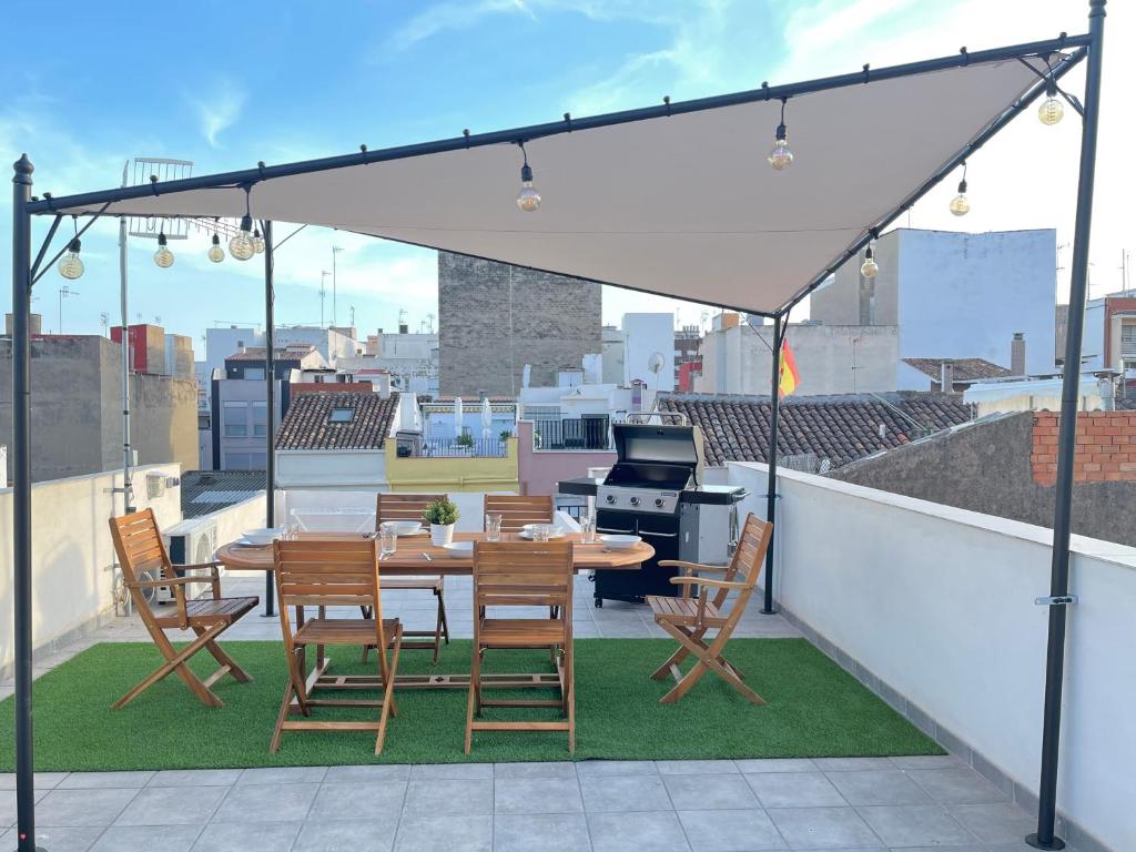d'une terrasse sur le toit avec une table et des chaises. dans l'établissement UIM Mediterraneo Segorbe 1 Wifi, à Puerto de Sagunto