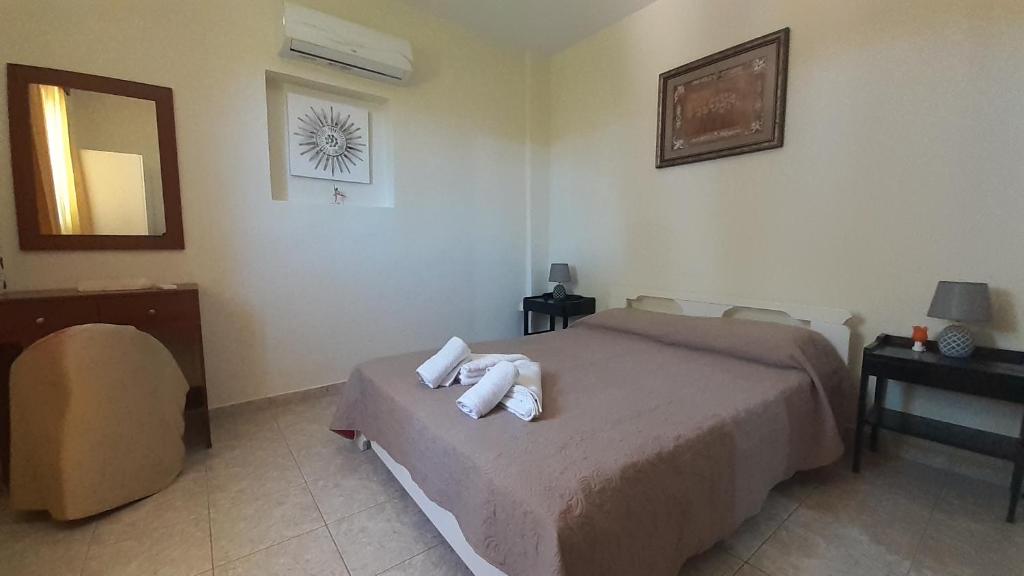 Posteľ alebo postele v izbe v ubytovaní Petrakis Afrathias garden house