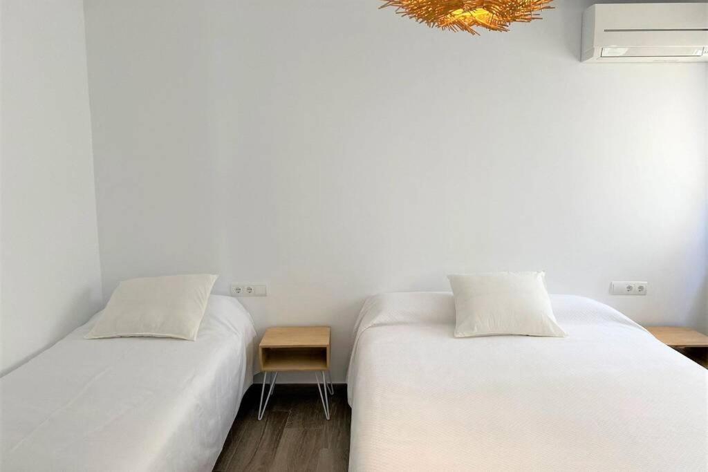 Postel nebo postele na pokoji v ubytování PASSEIG II - Apartment in Cadaqués center with sea views