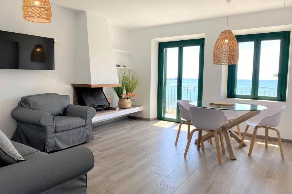 Posezení v ubytování PASSEIG II - Apartment in Cadaqués center with sea views