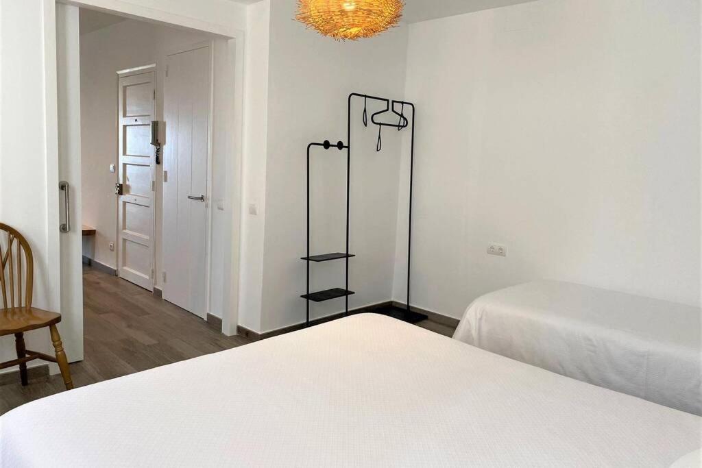 Postel nebo postele na pokoji v ubytování PASSEIG II - Apartment in Cadaqués center with sea views