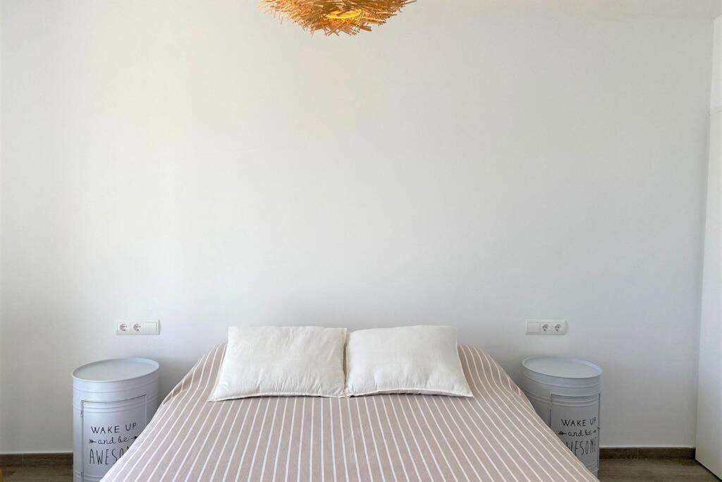 Postel nebo postele na pokoji v ubytování PASSEIG II - Apartment in Cadaqués center with sea views