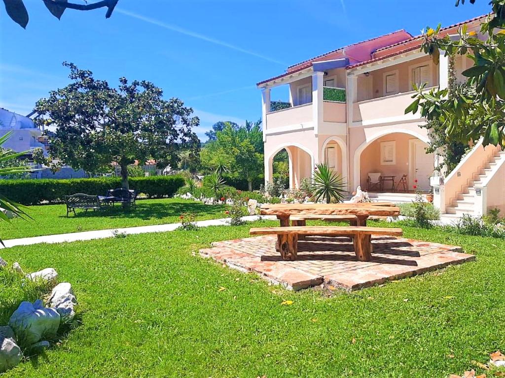 drewniany stół piknikowy przed domem w obiekcie Relax Studios Corfu w Rodzie