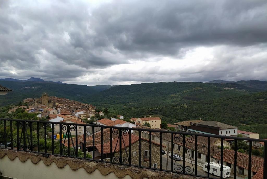 uma vista de uma cidade a partir de uma varanda de uma cidade em Casa Rural Laura em Miranda del Castañar