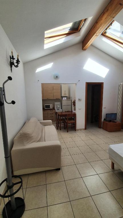 uma sala de estar com um sofá e uma mesa em AL VISTA CIELO em Forlì