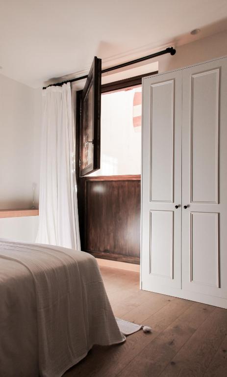 Postel nebo postele na pokoji v ubytování La Ermita Suites - Único Hotel Monumento de Córdoba